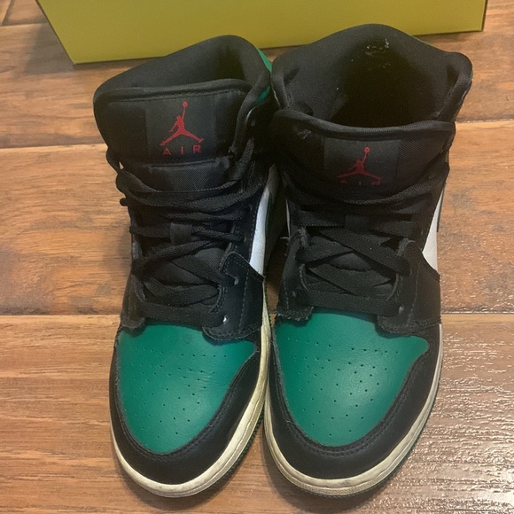 Like new! Pine green Nike jordan mids size 7 - Picture 3 of 6